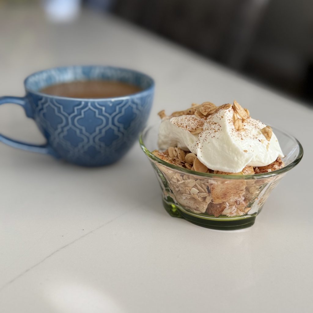 Pommes rôties coco-canelle et yogourt